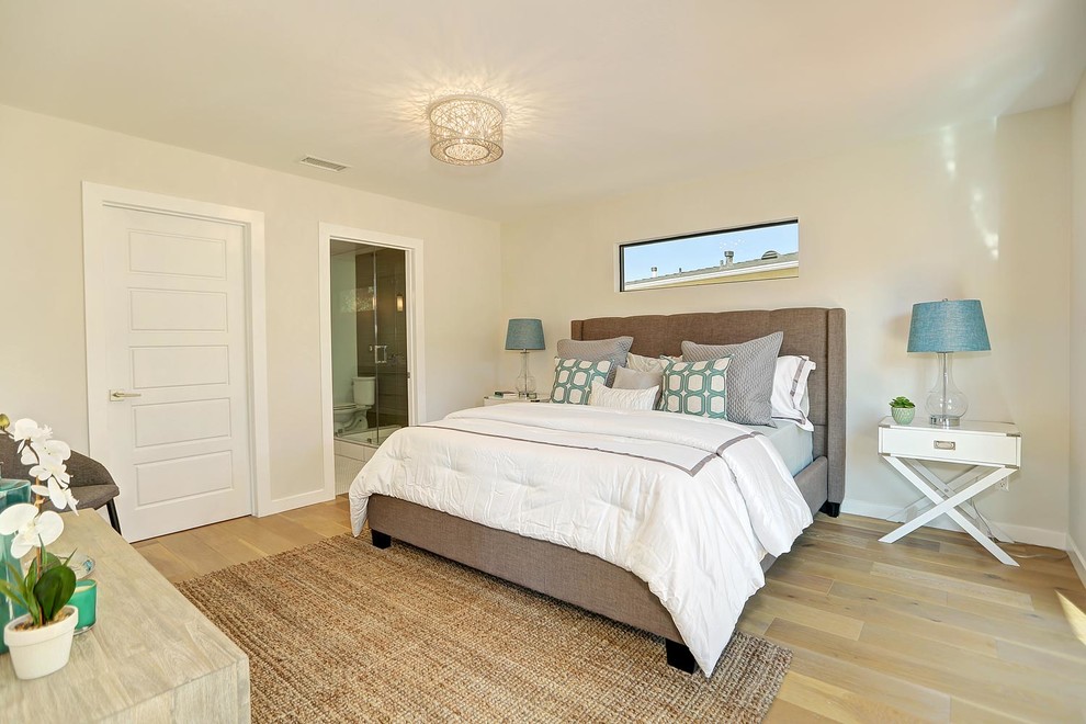 Пример оригинального дизайна: хозяйская спальня в стиле неоклассика (современная классика) с серыми стенами, светлым паркетным полом и бежевым полом