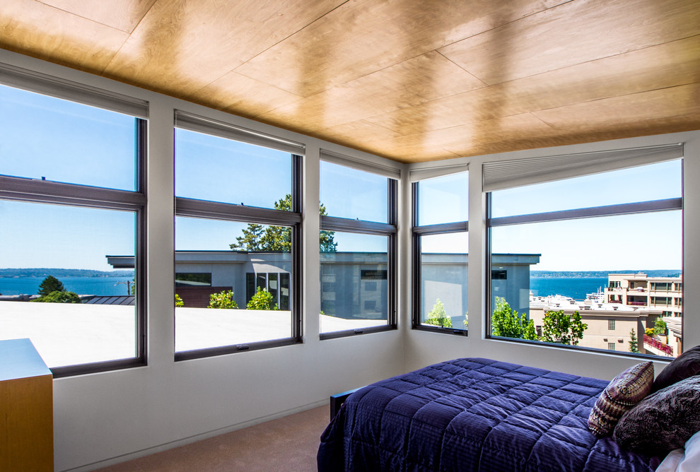 Mittelgroßes Modernes Hauptschlafzimmer ohne Kamin mit weißer Wandfarbe, braunem Boden und Teppichboden in Seattle