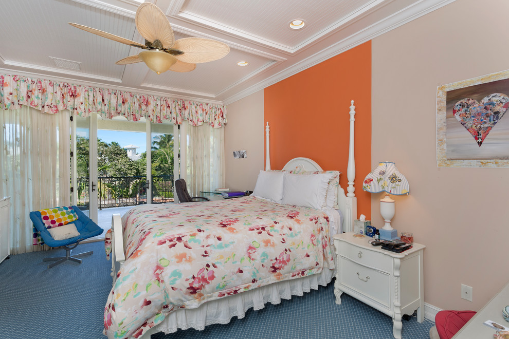 Ejemplo de habitación de invitados tradicional de tamaño medio sin chimenea con paredes multicolor, moqueta y suelo azul