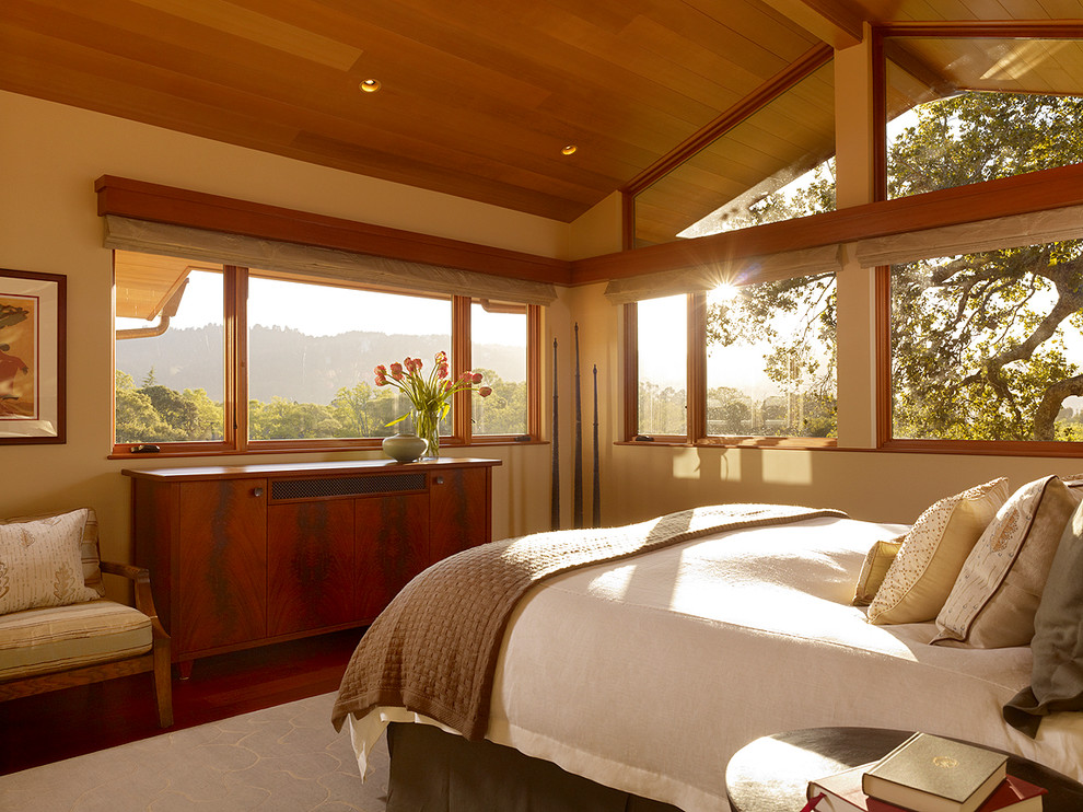 Modelo de habitación de invitados clásica renovada de tamaño medio sin chimenea con paredes beige, suelo de madera en tonos medios y suelo beige