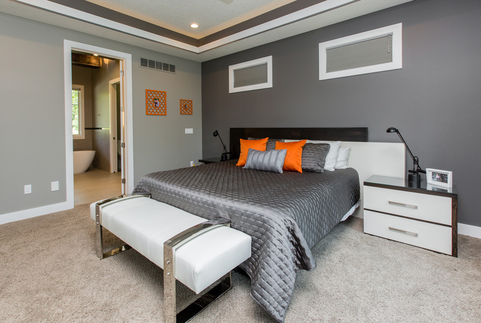 Пример оригинального дизайна: спальня в современном стиле с серыми стенами и акцентной стеной