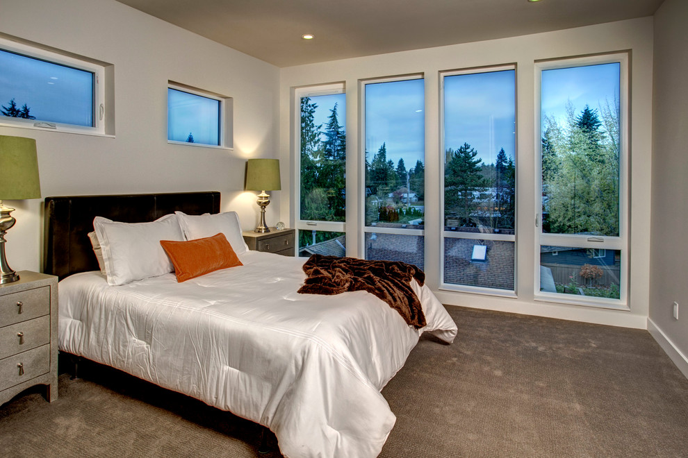 Mittelgroßes Modernes Hauptschlafzimmer mit weißer Wandfarbe und Teppichboden in Seattle