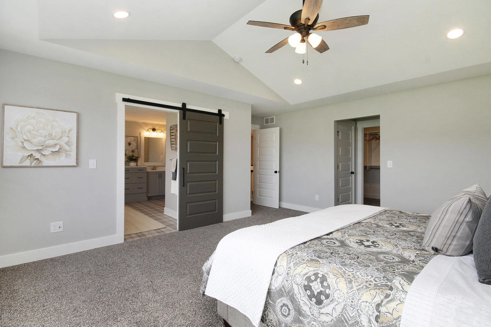Aménagement d'une chambre contemporaine de taille moyenne avec un mur gris, aucune cheminée et un sol gris.