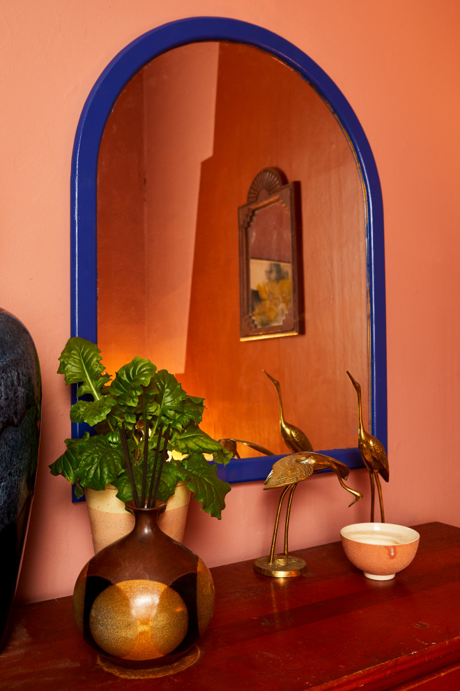 Immagine di una piccola camera degli ospiti eclettica con pareti rosa
