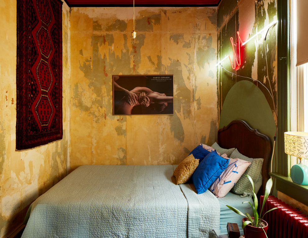На фото: маленькая гостевая спальня (комната для гостей) в стиле фьюжн для на участке и в саду с