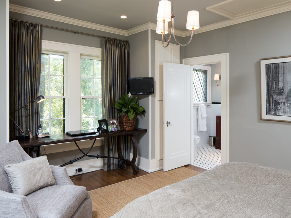 Ejemplo de habitación de invitados clásica de tamaño medio sin chimenea con paredes grises y suelo de madera oscura
