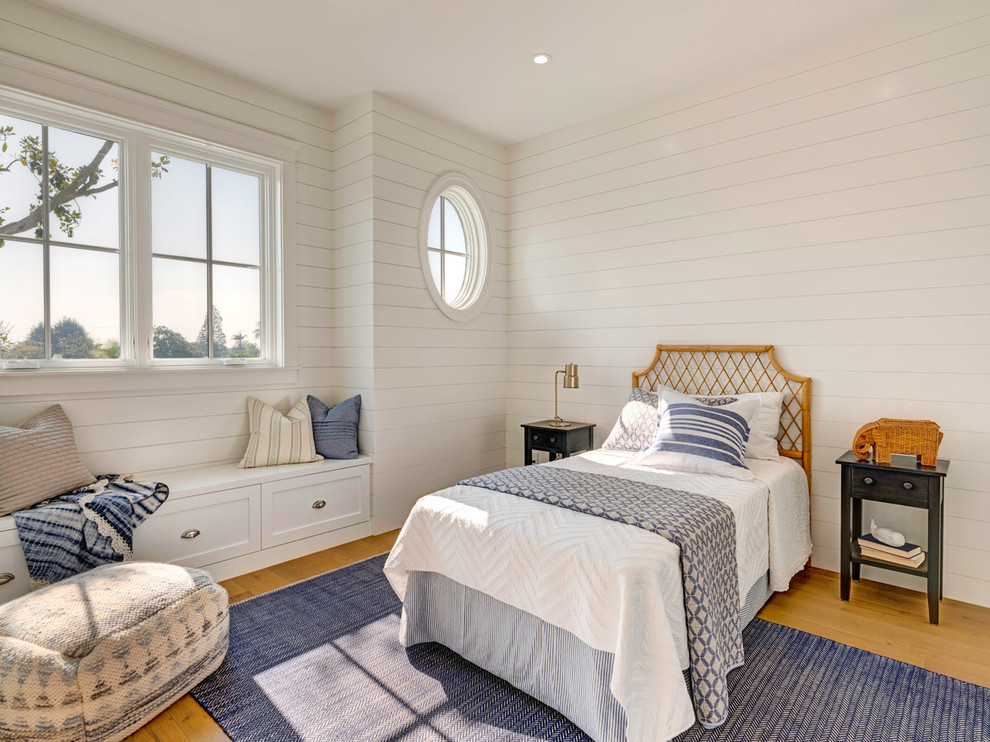 Idee per una camera da letto costiera con pareti bianche, pavimento in legno massello medio e pavimento marrone
