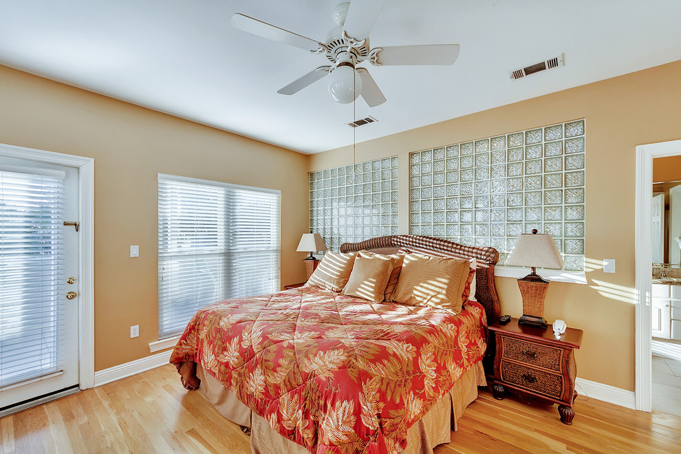 マイアミにあるトランジショナルスタイルのおしゃれな寝室