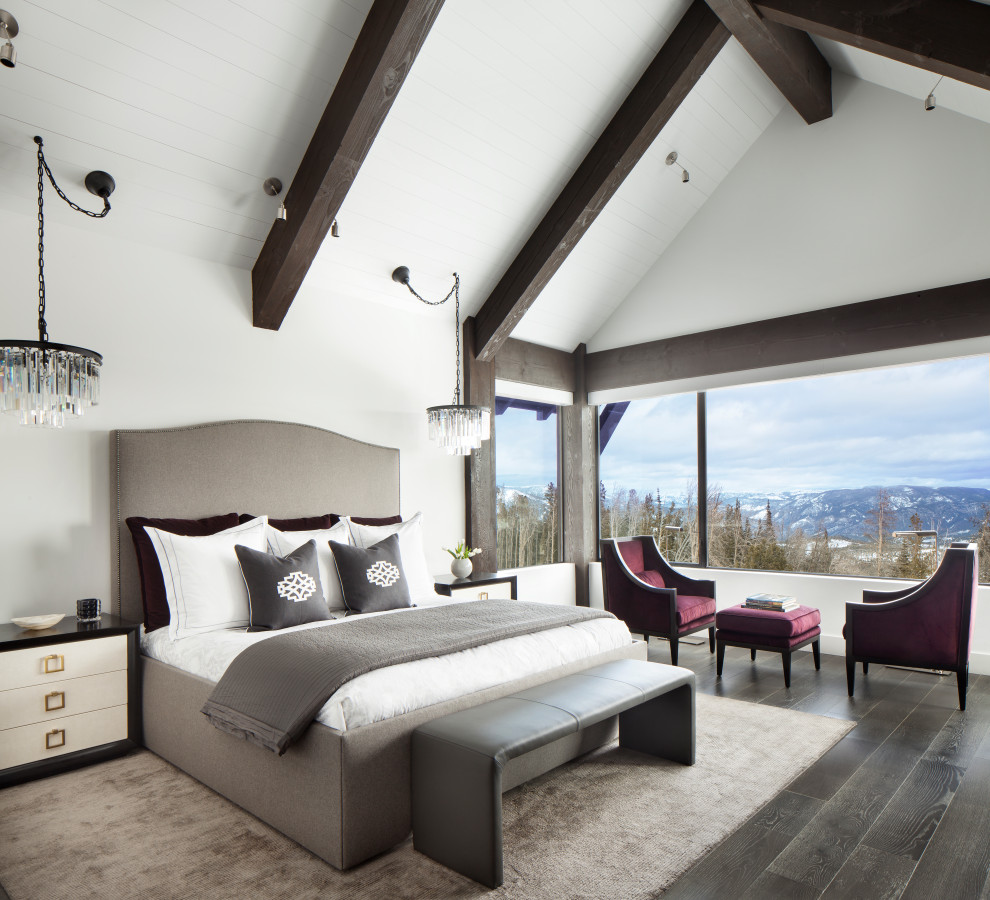 Ejemplo de dormitorio abovedado contemporáneo con paredes blancas, suelo de madera oscura, suelo marrón, vigas vistas y machihembrado