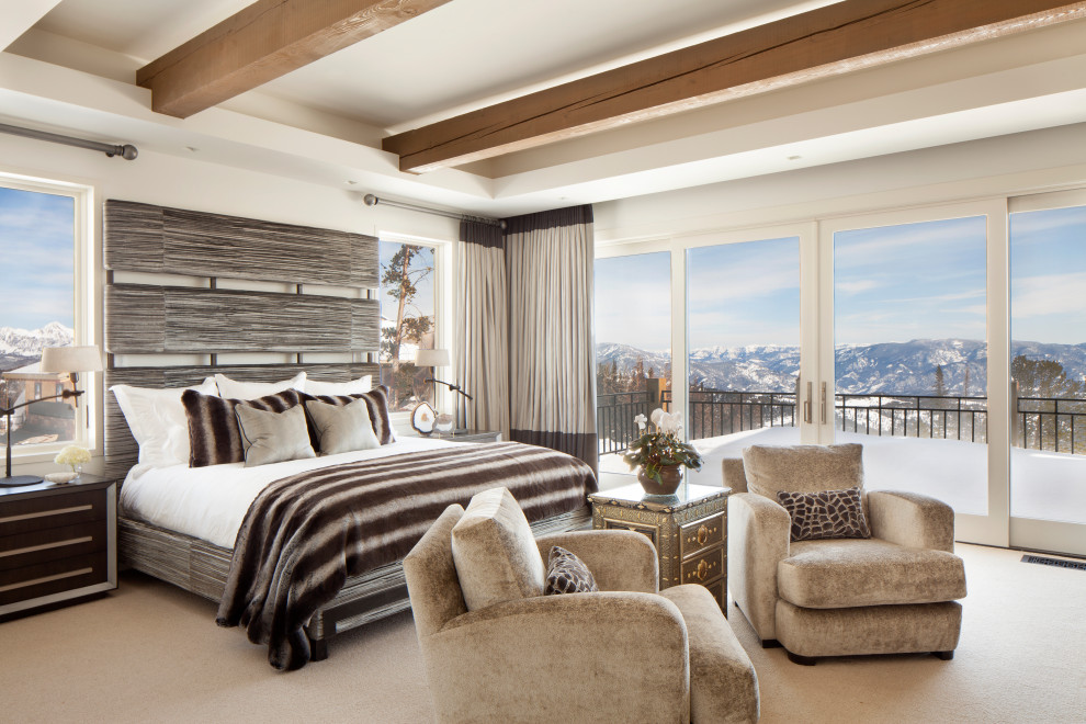 Foto di una camera da letto minimalista con pareti bianche, moquette, pavimento beige, travi a vista e soffitto ribassato