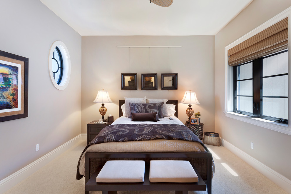 Großes Hauptschlafzimmer ohne Kamin mit beiger Wandfarbe, Teppichboden und beigem Boden in Miami