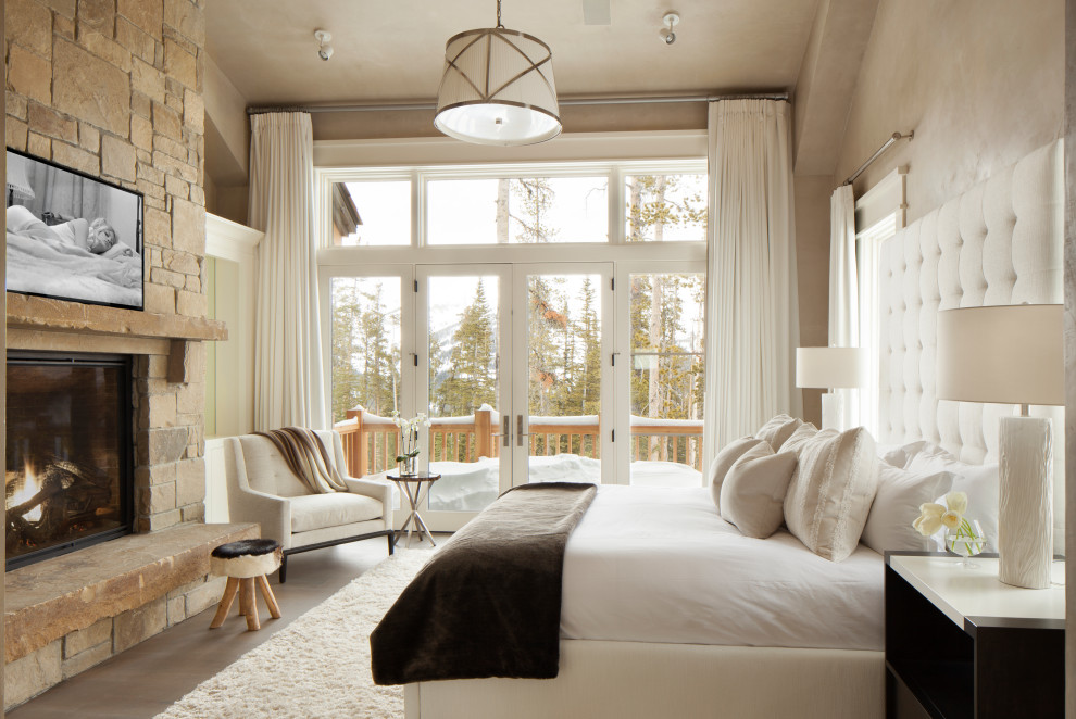Inspiration pour une chambre chalet avec un mur beige, parquet foncé, une cheminée standard, un sol marron et un plafond voûté.