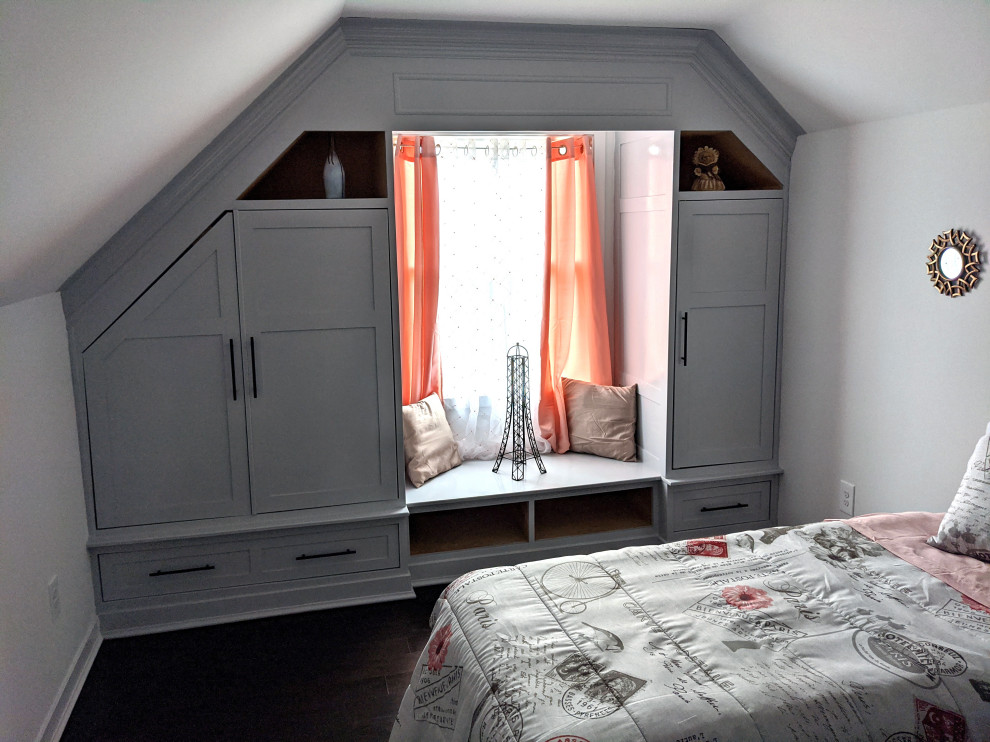 Imagen de habitación de invitados abovedada actual de tamaño medio sin chimenea con paredes blancas, suelo de madera oscura y suelo marrón