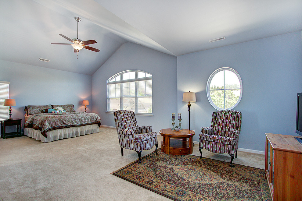 Cette image montre une très grande chambre traditionnelle avec un mur bleu.