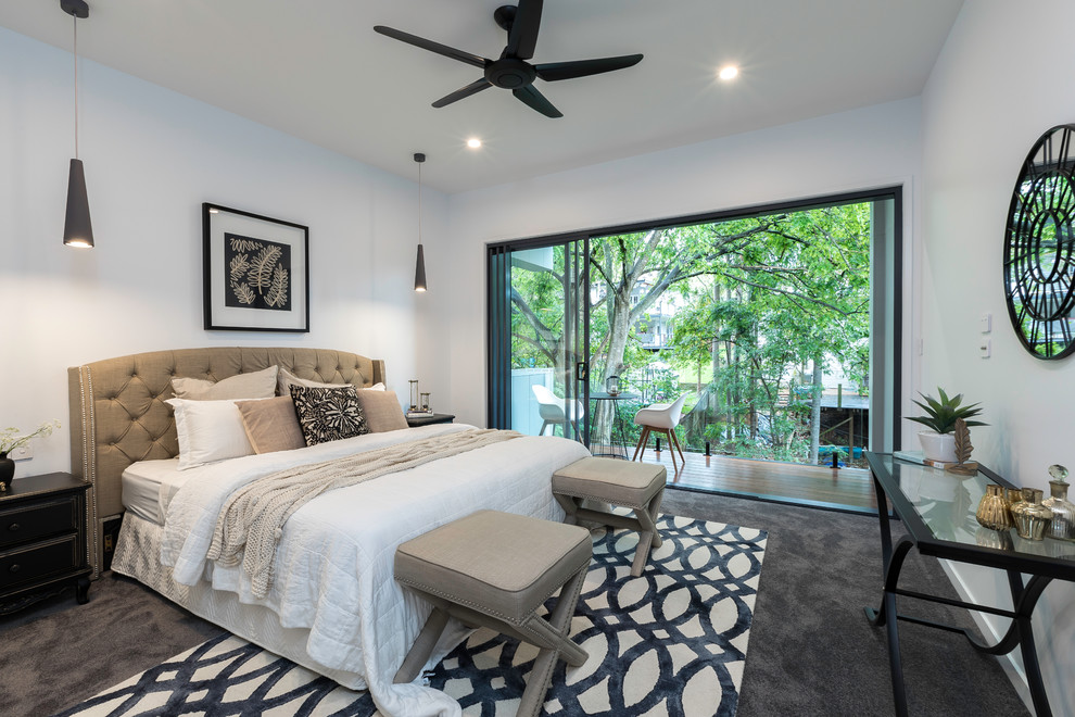 Modernes Hauptschlafzimmer mit weißer Wandfarbe, Teppichboden und grauem Boden in Brisbane