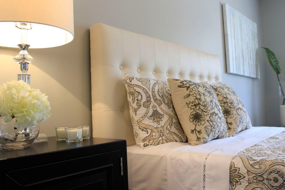 На фото: гостевая спальня среднего размера, (комната для гостей) в стиле неоклассика (современная классика) с бежевыми стенами и ковровым покрытием
