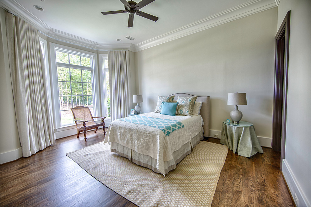 Cette photo montre une chambre chic avec un mur gris et un sol en bois brun.