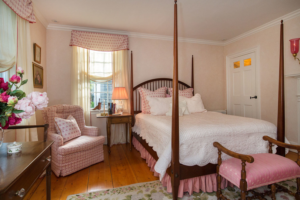 Immagine di una camera degli ospiti chic di medie dimensioni con pareti beige, pavimento in legno massello medio e nessun camino