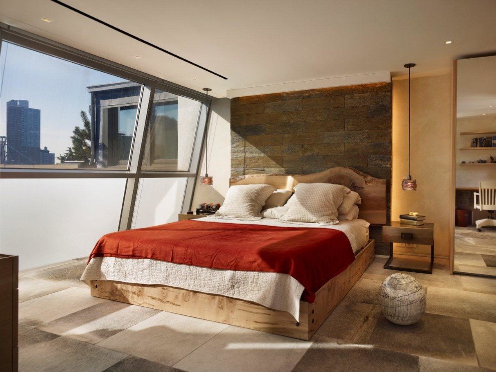 На фото: хозяйская спальня среднего размера в стиле лофт с бежевыми стенами без камина
