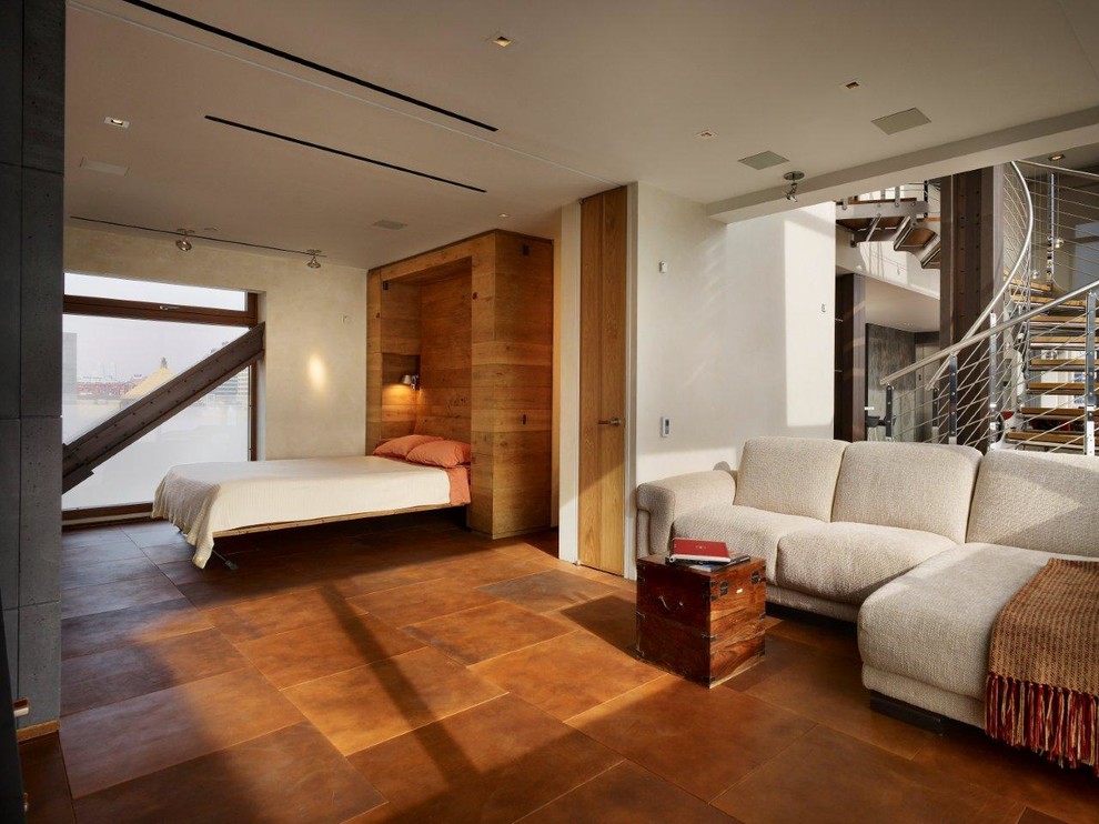 Свежая идея для дизайна: большая хозяйская спальня в стиле лофт с белыми стенами и коричневым полом без камина - отличное фото интерьера