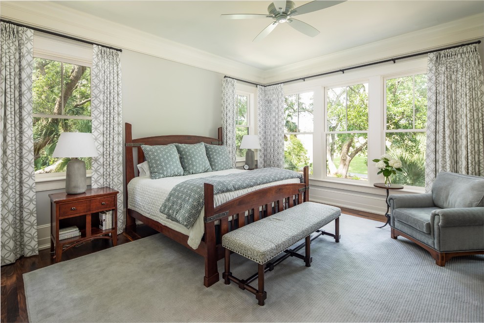 Esempio di una camera da letto stile marino con pareti grigie, parquet scuro e pavimento marrone