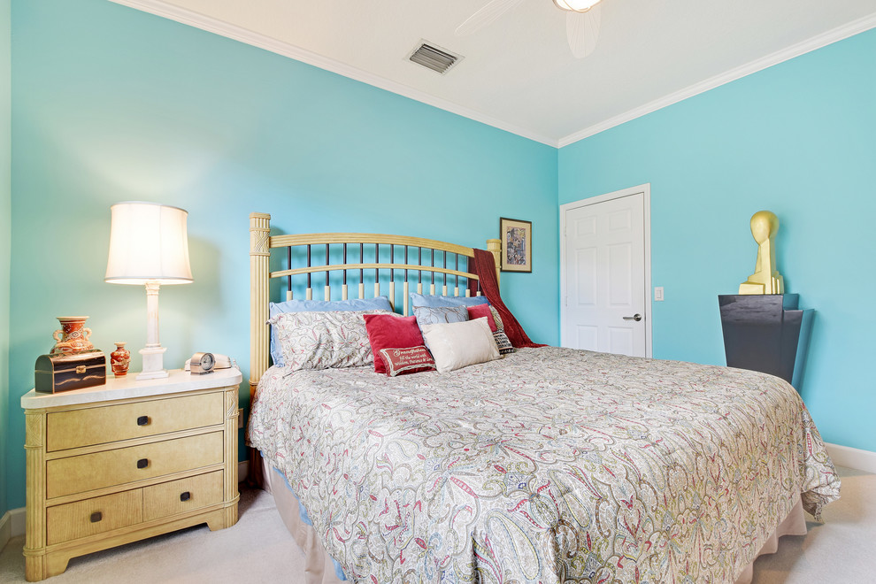 Esempio di una camera degli ospiti stile marinaro con pareti blu, moquette e pavimento beige