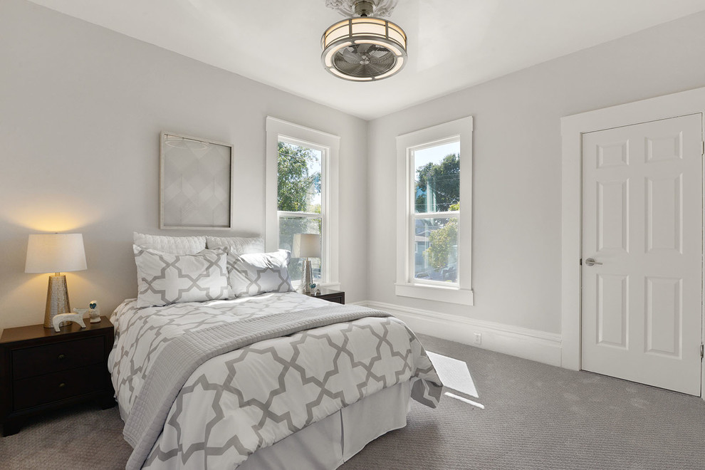 Imagen de dormitorio clásico renovado con paredes grises, moqueta y suelo gris