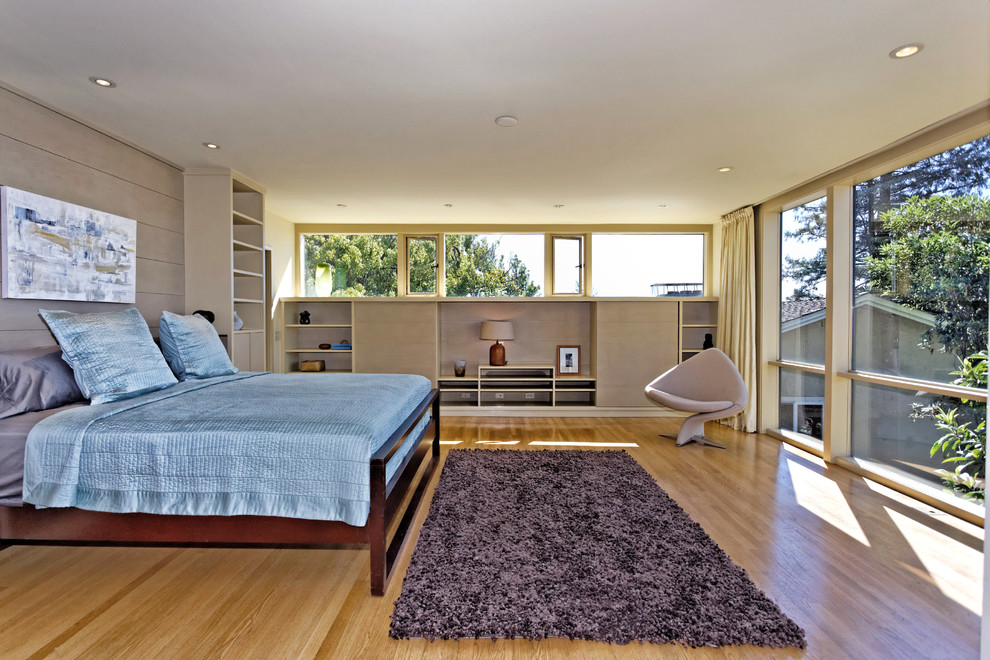 Источник вдохновения для домашнего уюта: хозяйская спальня в стиле ретро с серыми стенами и светлым паркетным полом без камина