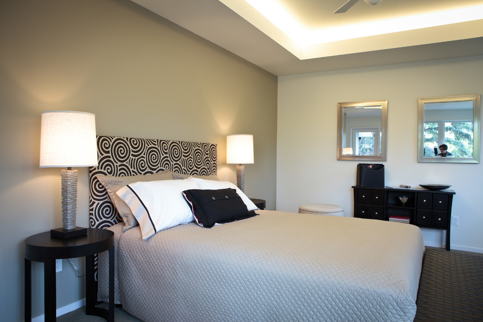 Inspiration pour une chambre design de taille moyenne avec un mur beige et un sol marron.