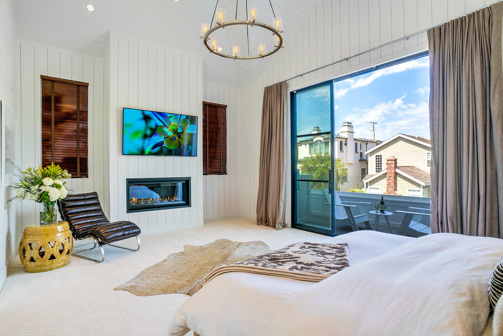 Источник вдохновения для домашнего уюта: хозяйская спальня в морском стиле с белыми стенами, ковровым покрытием, горизонтальным камином и бежевым полом