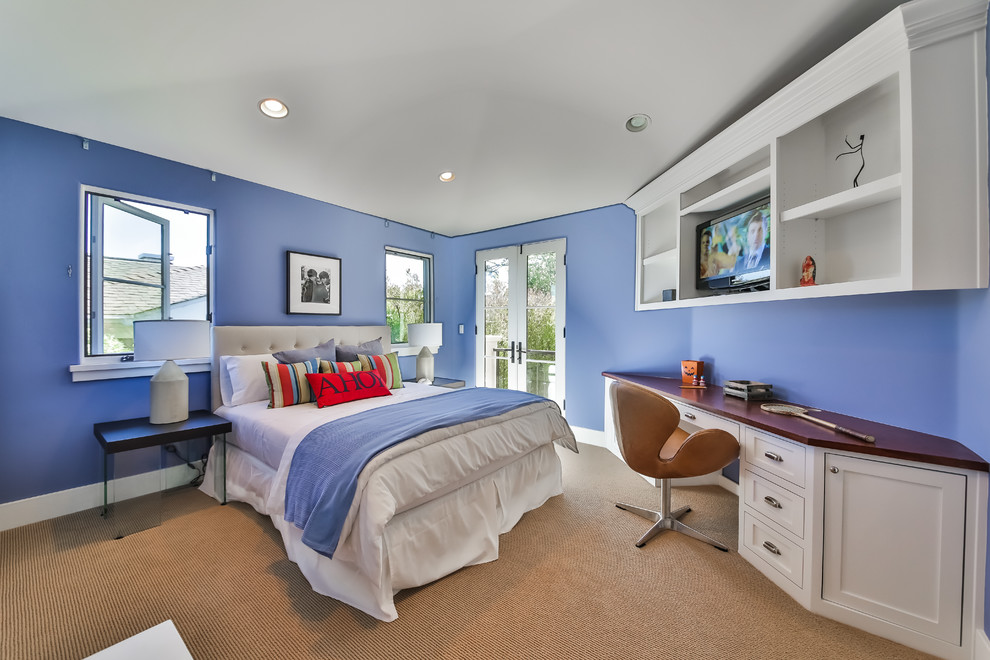 Ispirazione per una camera degli ospiti classica con pareti blu, moquette e pavimento marrone