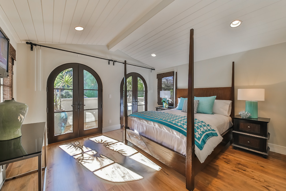 Idee per una camera degli ospiti mediterranea con pavimento marrone, pareti bianche e pavimento in legno massello medio