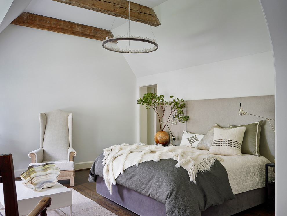 Свежая идея для дизайна: спальня в стиле кантри с белыми стенами и темным паркетным полом - отличное фото интерьера
