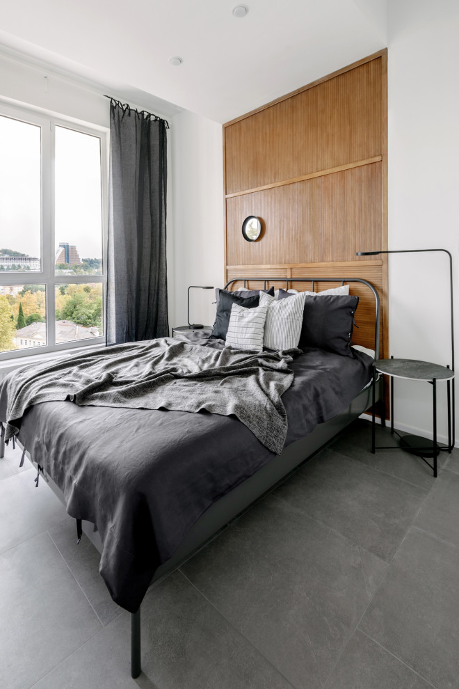 Стильный дизайн: хозяйская спальня среднего размера в современном стиле с белыми стенами и серым полом - последний тренд