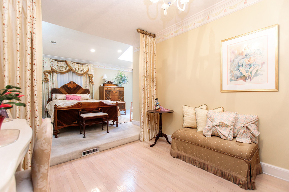 Exemple d'une grande chambre éclectique avec un mur beige et un sol beige.