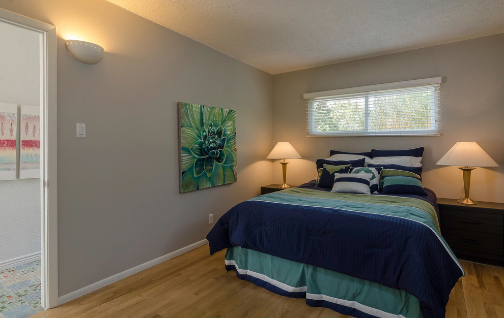 Kleines Mediterranes Hauptschlafzimmer ohne Kamin mit grauer Wandfarbe und hellem Holzboden in Albuquerque