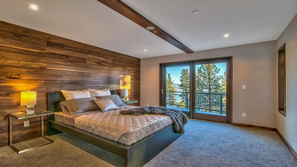 Стильный дизайн: хозяйская спальня среднего размера в современном стиле с бежевыми стенами, ковровым покрытием, горизонтальным камином и коричневым полом - последний тренд
