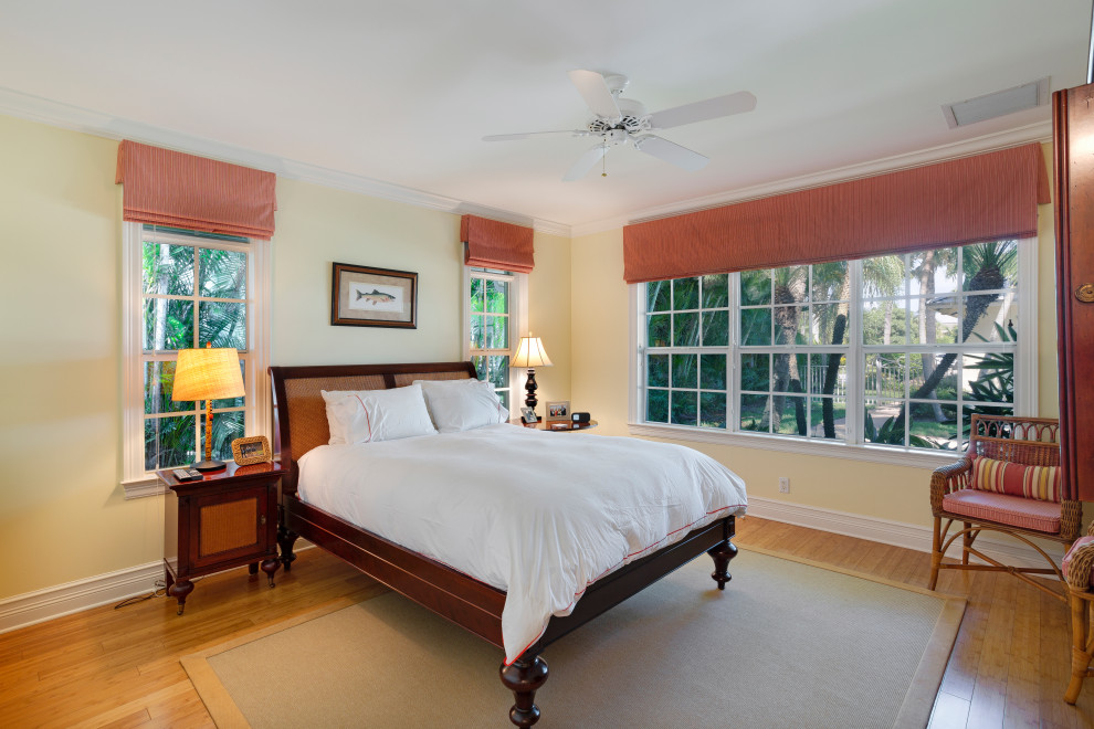 Свежая идея для дизайна: гостевая спальня среднего размера, (комната для гостей) в морском стиле с желтыми стенами и паркетным полом среднего тона без камина - отличное фото интерьера