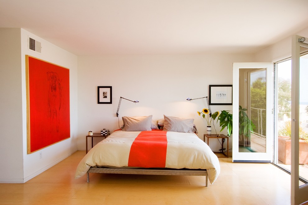 サンフランシスコにあるコンテンポラリースタイルのおしゃれな寝室 (白い壁、黄色い床) のインテリア