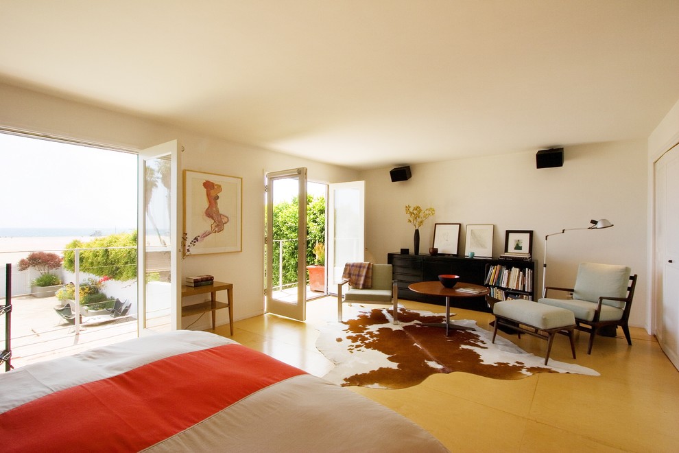 На фото: хозяйская спальня в современном стиле с белыми стенами, полом из фанеры и желтым полом без камина с
