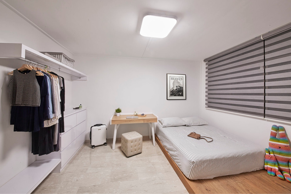 Идея дизайна: гостевая спальня среднего размера, (комната для гостей) в скандинавском стиле с белыми стенами и полом из керамогранита