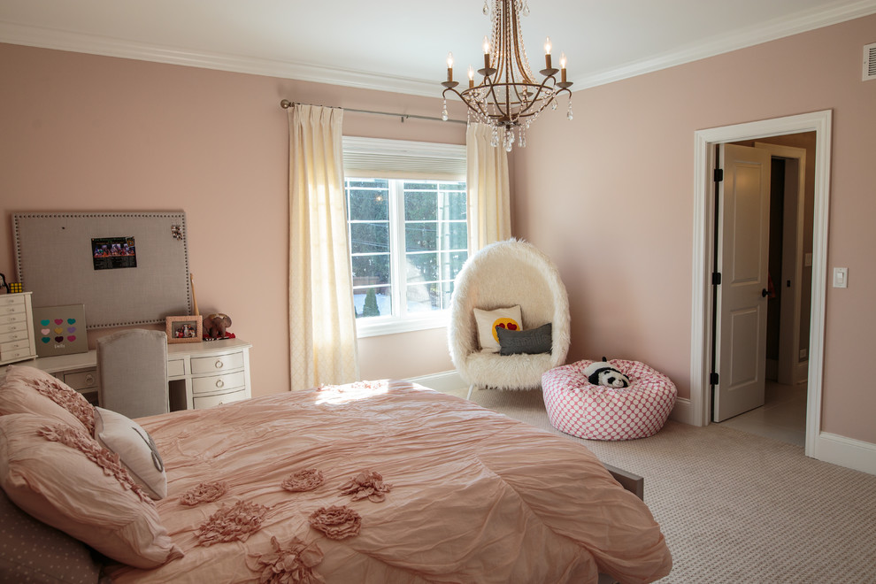 Идея дизайна: спальня среднего размера в стиле неоклассика (современная классика) с розовыми стенами и ковровым покрытием без камина