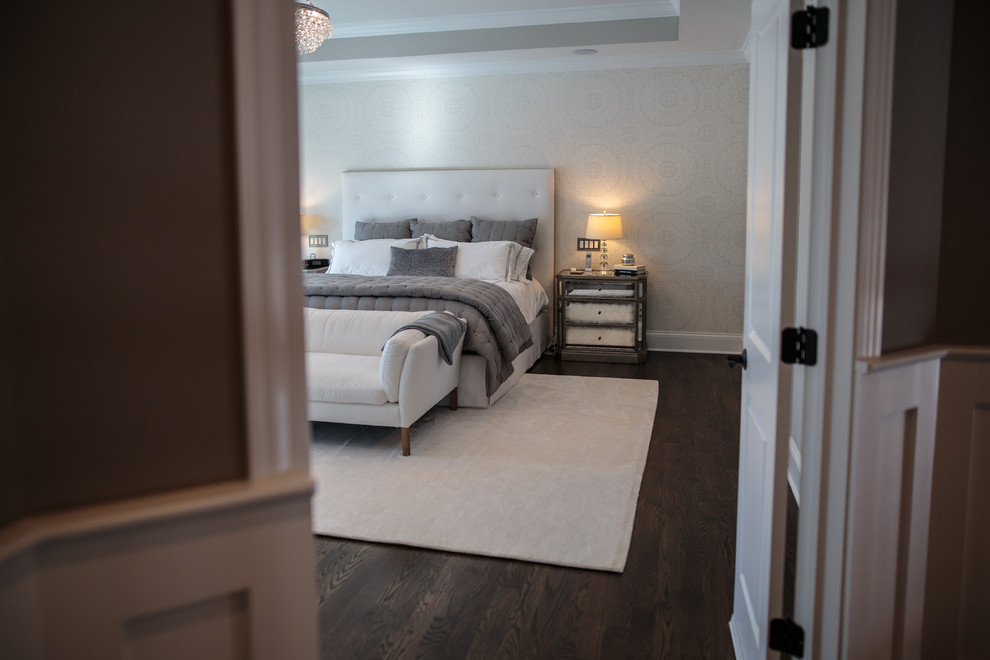 Идея дизайна: хозяйская спальня среднего размера в стиле неоклассика (современная классика) с серыми стенами, ковровым покрытием, горизонтальным камином и фасадом камина из камня