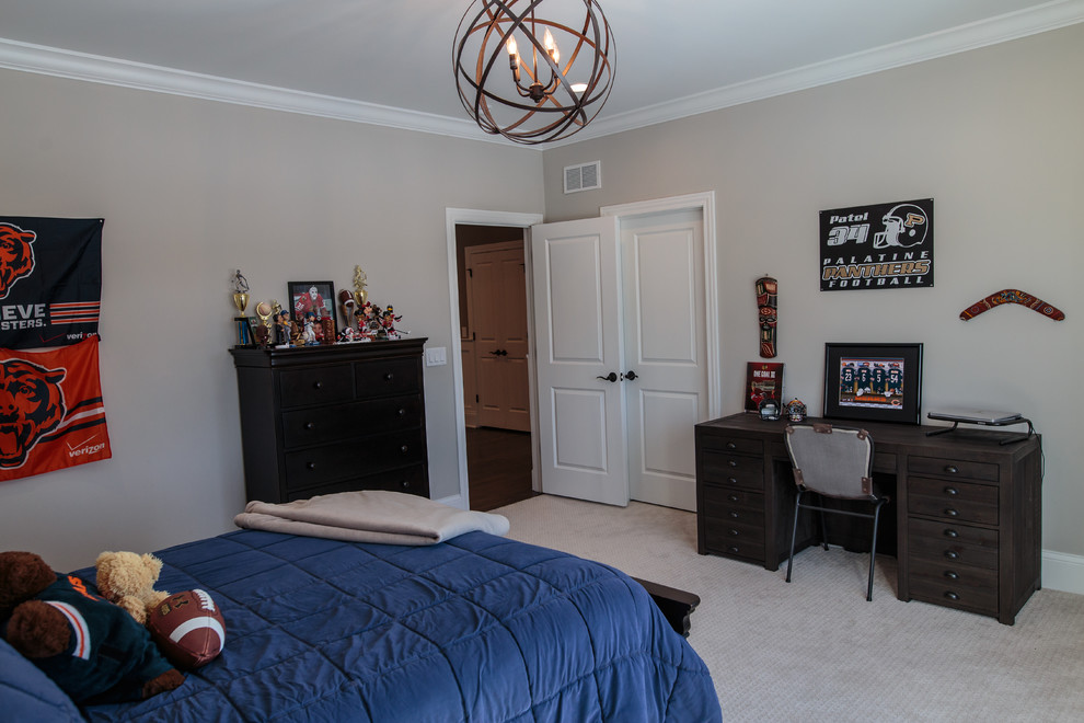 Foto de dormitorio clásico renovado de tamaño medio sin chimenea con paredes grises, moqueta y con escritorio