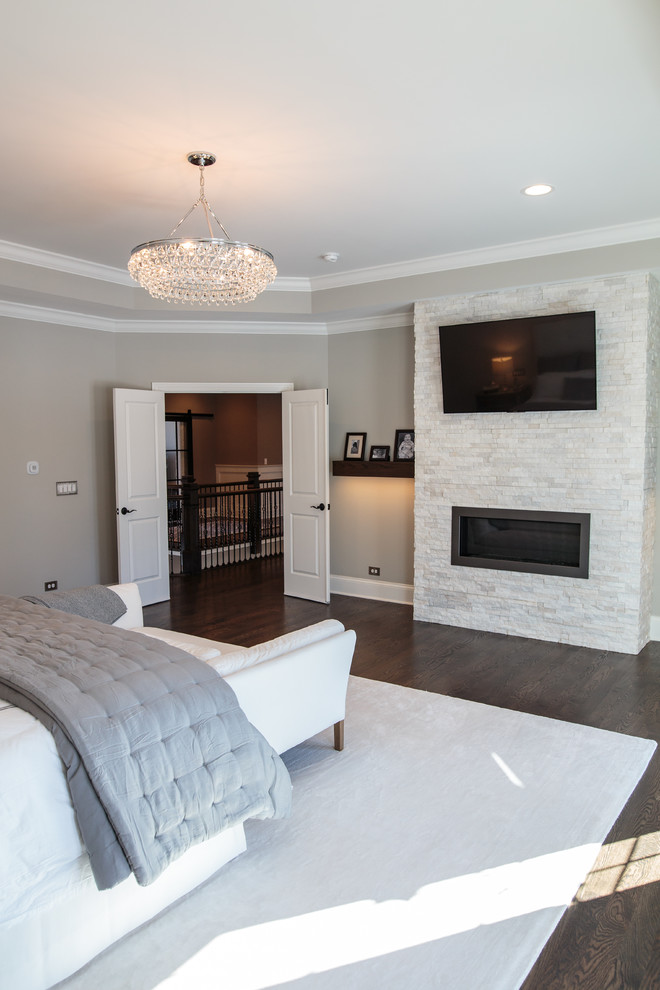 Пример оригинального дизайна: хозяйская спальня среднего размера в стиле неоклассика (современная классика) с серыми стенами, ковровым покрытием, горизонтальным камином и фасадом камина из камня