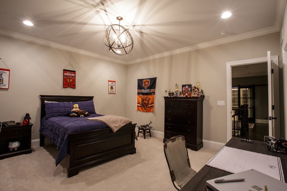На фото: спальня среднего размера в стиле неоклассика (современная классика) с серыми стенами и ковровым покрытием без камина с