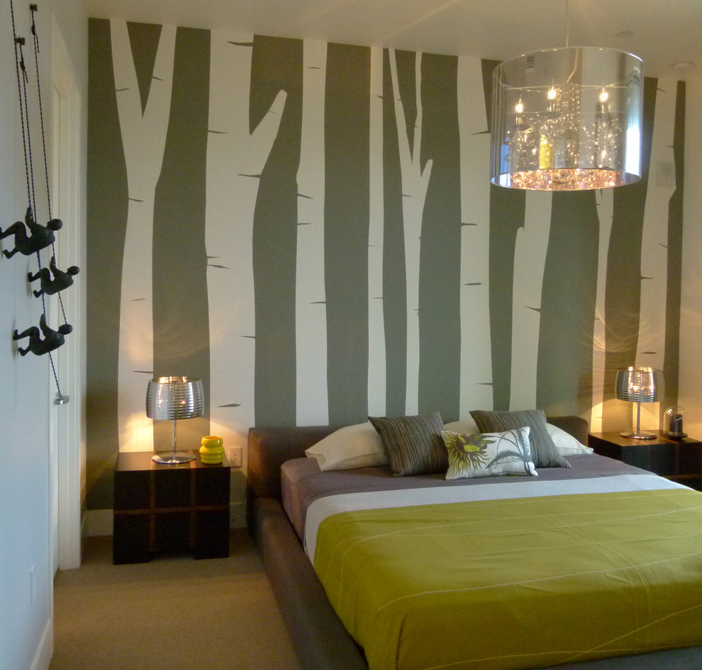 Ejemplo de dormitorio minimalista sin chimenea con paredes multicolor y moqueta