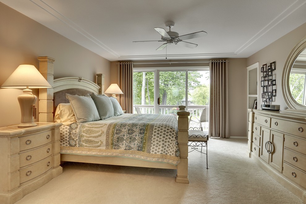 На фото: хозяйская спальня среднего размера в классическом стиле с коричневыми стенами и ковровым покрытием без камина с