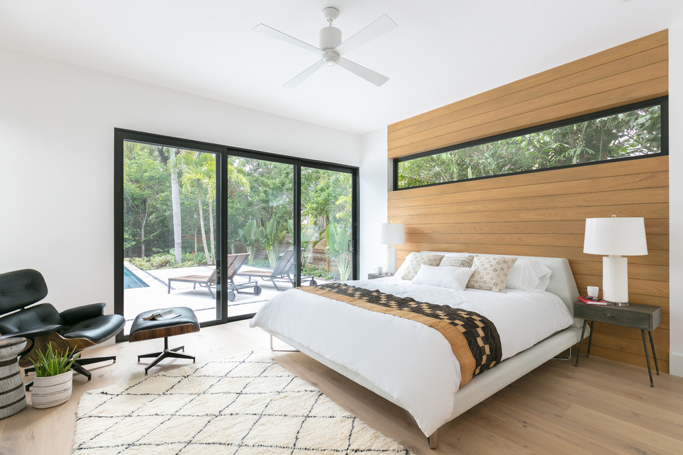 На фото: большая хозяйская спальня в современном стиле с белыми стенами, паркетным полом среднего тона и коричневым полом без камина с