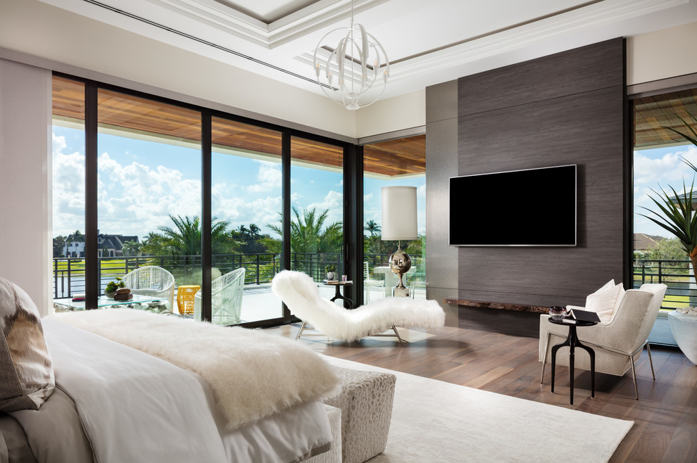 Modernes Schlafzimmer mit beiger Wandfarbe, braunem Holzboden und braunem Boden in Miami